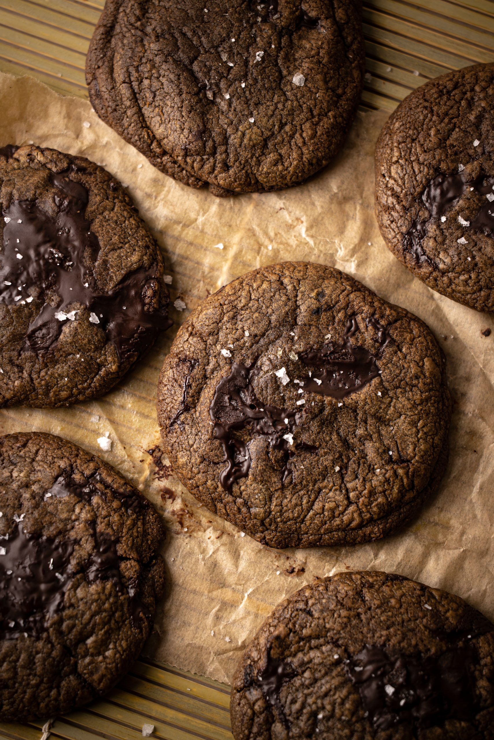 Lire la suite à propos de l’article Cookies hōjicha & chocolat noir fleur de sel