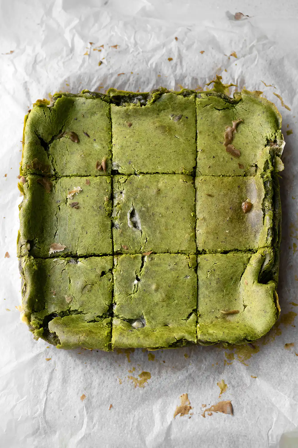 Recette de butter mochi au matcha, vegan et sans gluten. Un dessert hawaïen moelleux et fondant, prêt en 15 min. La gourmandise japonaise par Maison Hiroko.