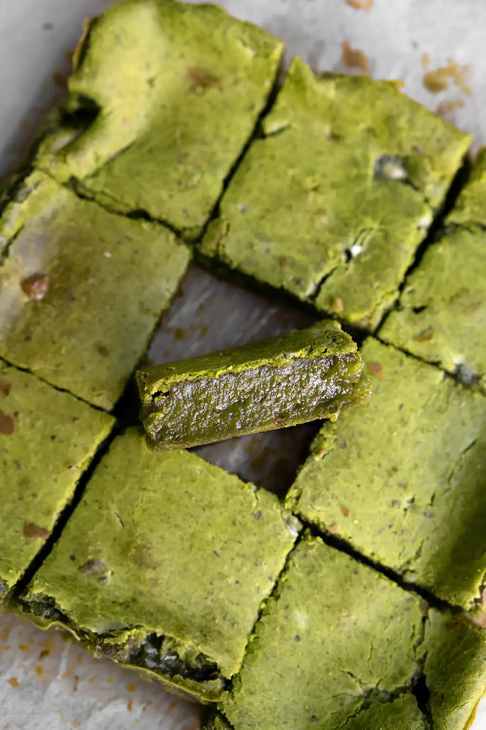 Recette de butter mochi au matcha, vegan et sans gluten. Un dessert hawaïen moelleux et fondant, prêt en 15 min. La gourmandise japonaise par Maison Hiroko.