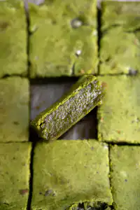 Recette de butter mochi au matcha, vegan et sans gluten. Un dessert hawaïen moelleux et fondant, prêt en 15 min. La gourmandise japonaise par Maison Hiroko.