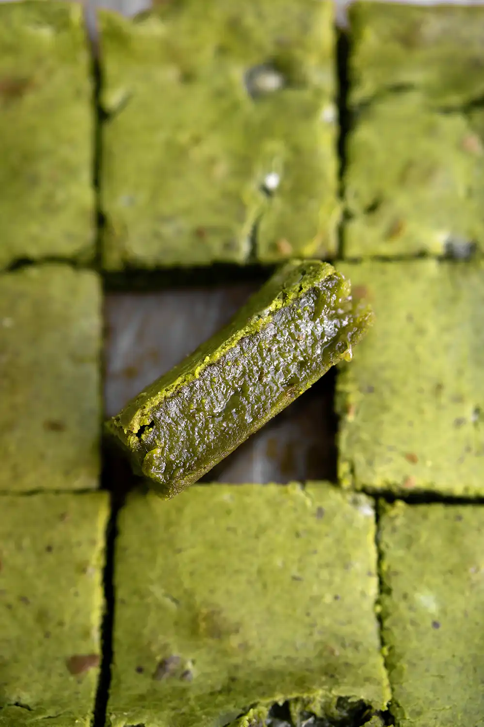 Lire la suite à propos de l’article Butter Mochi au Matcha (Vegan & Sans Gluten) : Le Dessert Moelleux Venu d&rsquo;Hawaï