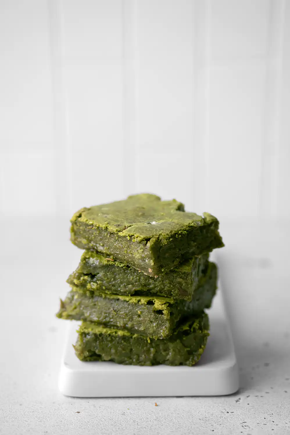 Recette de butter mochi au matcha, vegan et sans gluten. Un dessert hawaïen moelleux et fondant, prêt en 15 min. La gourmandise japonaise par Maison Hiroko.