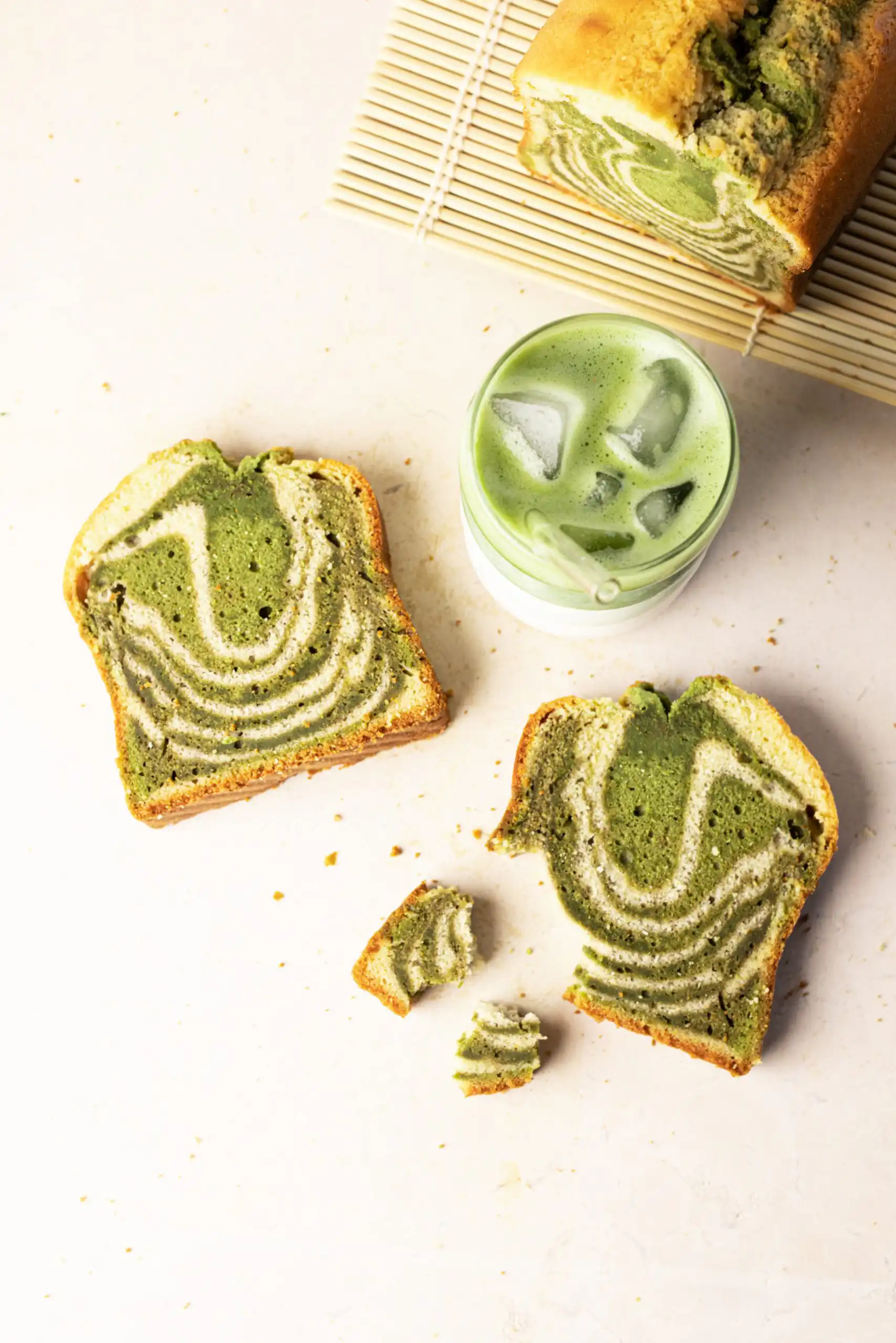 Recette du cake marbré matcha et vanille : moelleux, parfumé et spectaculaire à la découpe. La technique du marbrage zébré pas à pas par Maison Hiroko.
