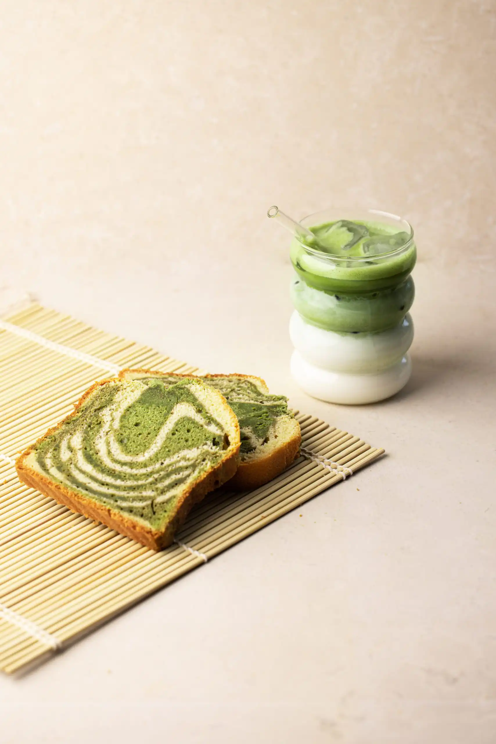 Recette du cake marbré matcha et vanille : moelleux, parfumé et spectaculaire à la découpe. La technique du marbrage zébré pas à pas par Maison Hiroko.