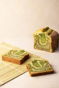 Recette du cake marbré matcha et vanille : moelleux, parfumé et spectaculaire à la découpe. La technique du marbrage zébré pas à pas par Maison Hiroko.