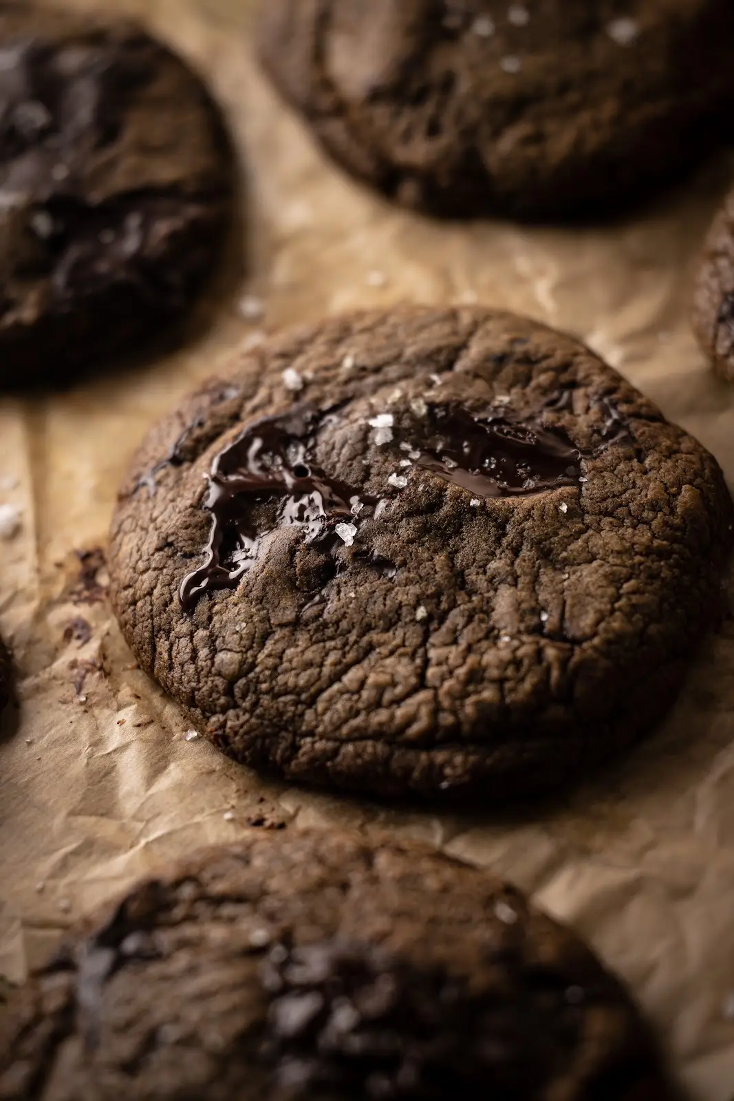 Découvrez la recette cookies hojicha, chocolat et fleur de sel de Maison Hiroko. Beurre noisette, thé japonais torréfié : le goûter parfait en 30 min.