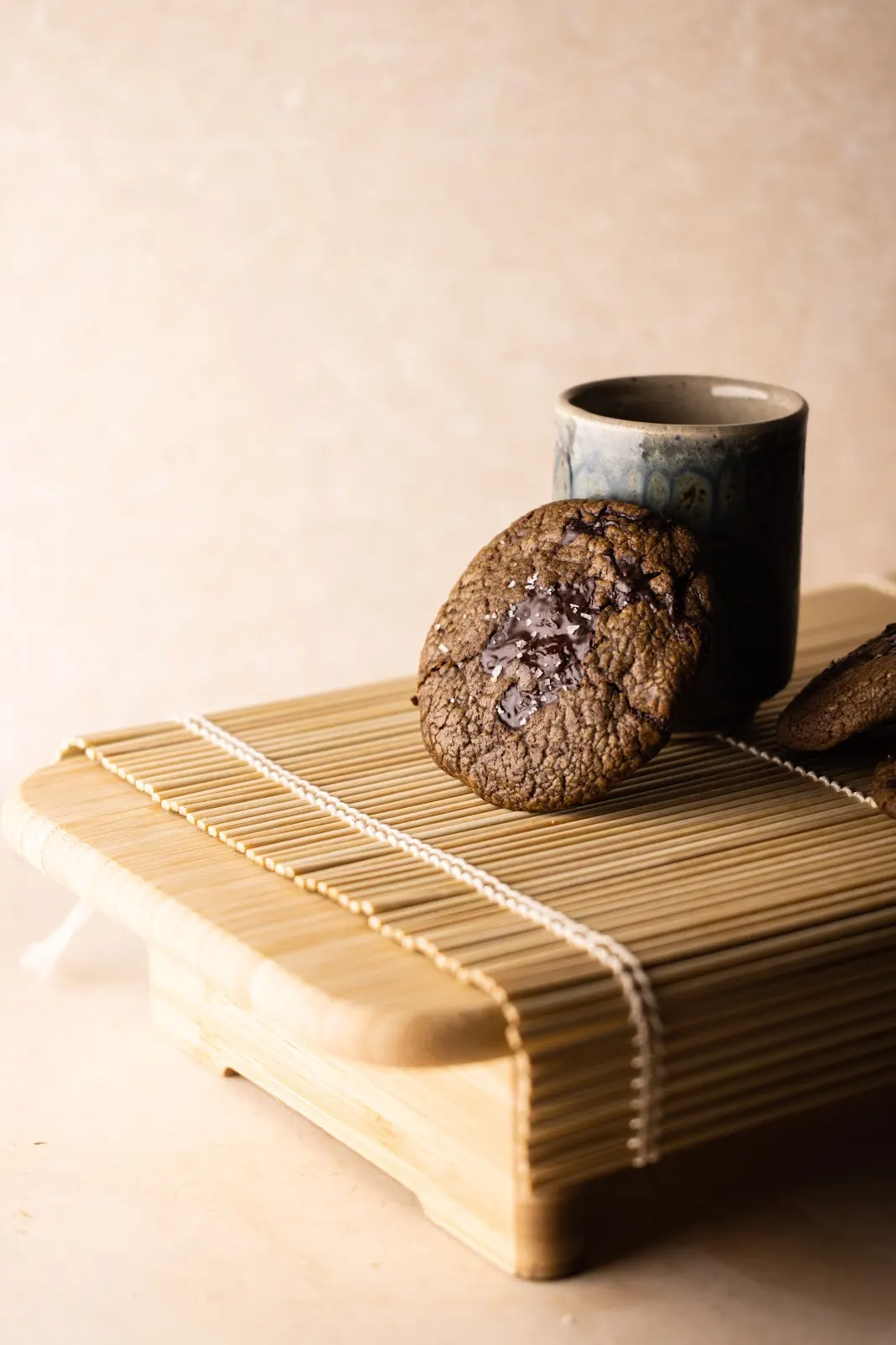 Découvrez la recette cookies hojicha, chocolat et fleur de sel de Maison Hiroko. Beurre noisette, thé japonais torréfié : le goûter parfait en 30 min.