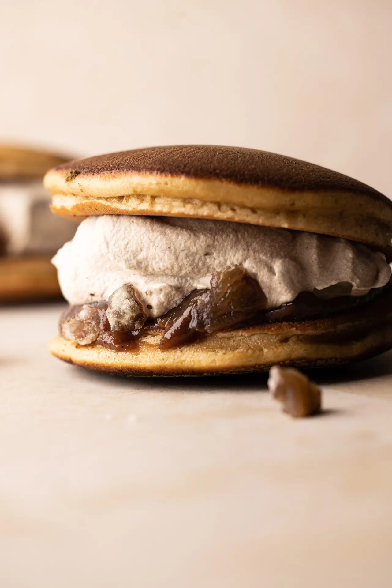 Recette de dorayaki au hōjicha et crème de marron : pancakes japonais moelleux, clin d'œil à l'Ardèche. Une rencontre franco-japonaise gourmande par Maison Hiroko.