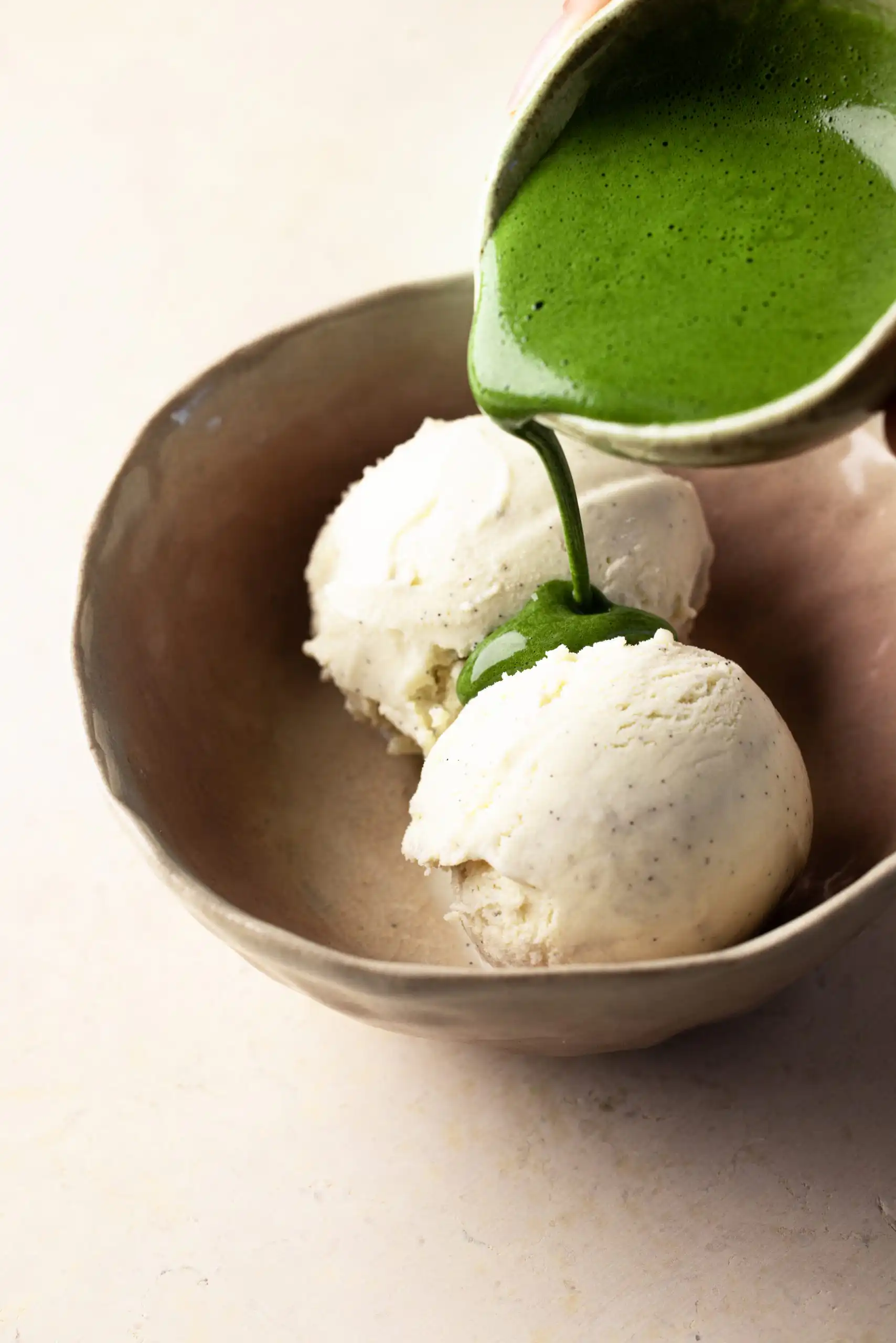 Le matcha affogato : glace vanille noyée sous un matcha fouetté. Un dessert japonais minute en 2 ingrédients. Recette, astuces et variantes par Maison Hiroko.