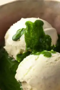 Le matcha affogato : glace vanille noyée sous un matcha fouetté. Un dessert japonais minute en 2 ingrédients. Recette, astuces et variantes par Maison Hiroko.