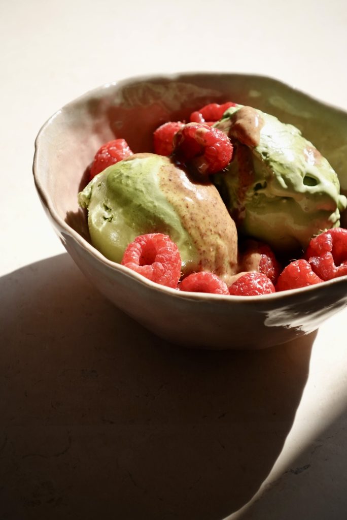 Yaourt glacé au matcha maison : un frozen yogurt crémeux à 3 ingrédients, léger et peu sucré. La douceur verte signée Maison Hiroko.