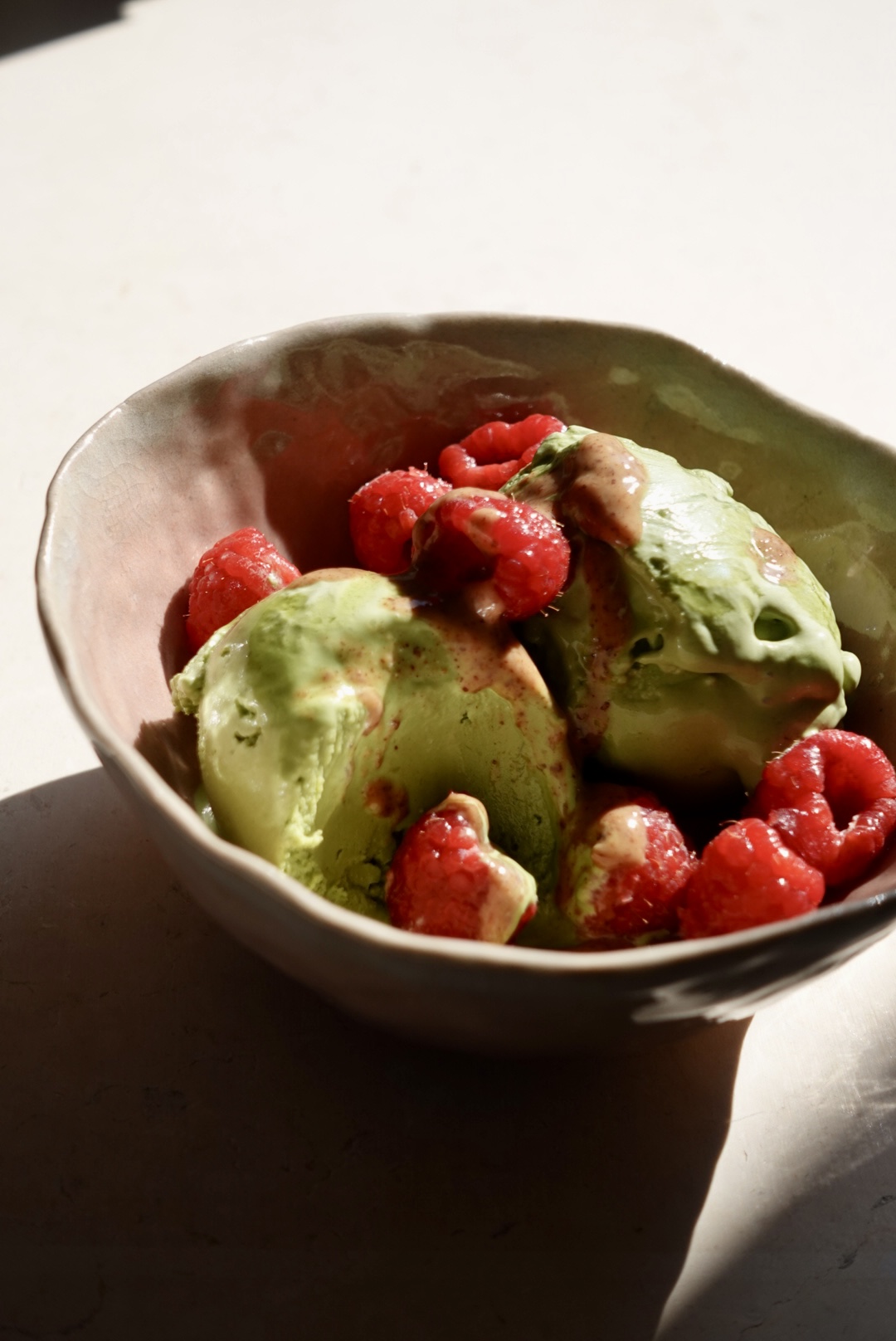 Yaourt glacé au matcha maison : un frozen yogurt crémeux à 3 ingrédients, léger et peu sucré. La douceur verte signée Maison Hiroko.