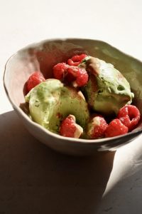 Yaourt glacé au matcha maison : un frozen yogurt crémeux à 3 ingrédients, léger et peu sucré. La douceur verte signée Maison Hiroko.