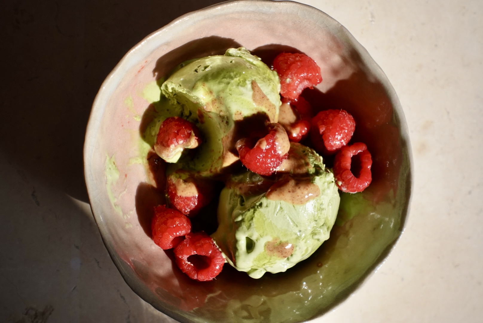 Yaourt glacé au matcha maison : un frozen yogurt crémeux à 3 ingrédients, léger et peu sucré. La douceur verte signée Maison Hiroko.