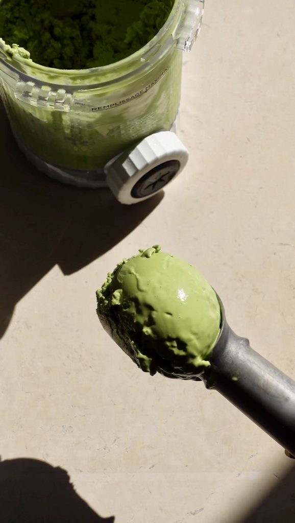 Yaourt glacé au matcha maison : un frozen yogurt crémeux à 3 ingrédients, léger et peu sucré. La douceur verte signée Maison Hiroko.