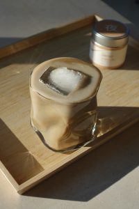 Hōjicha latte maison : la recette parfaite, vegan, chaude ou glacée. Une douceur torréfiée aux notes de noisette, sans café. Signé Maison Hiroko.