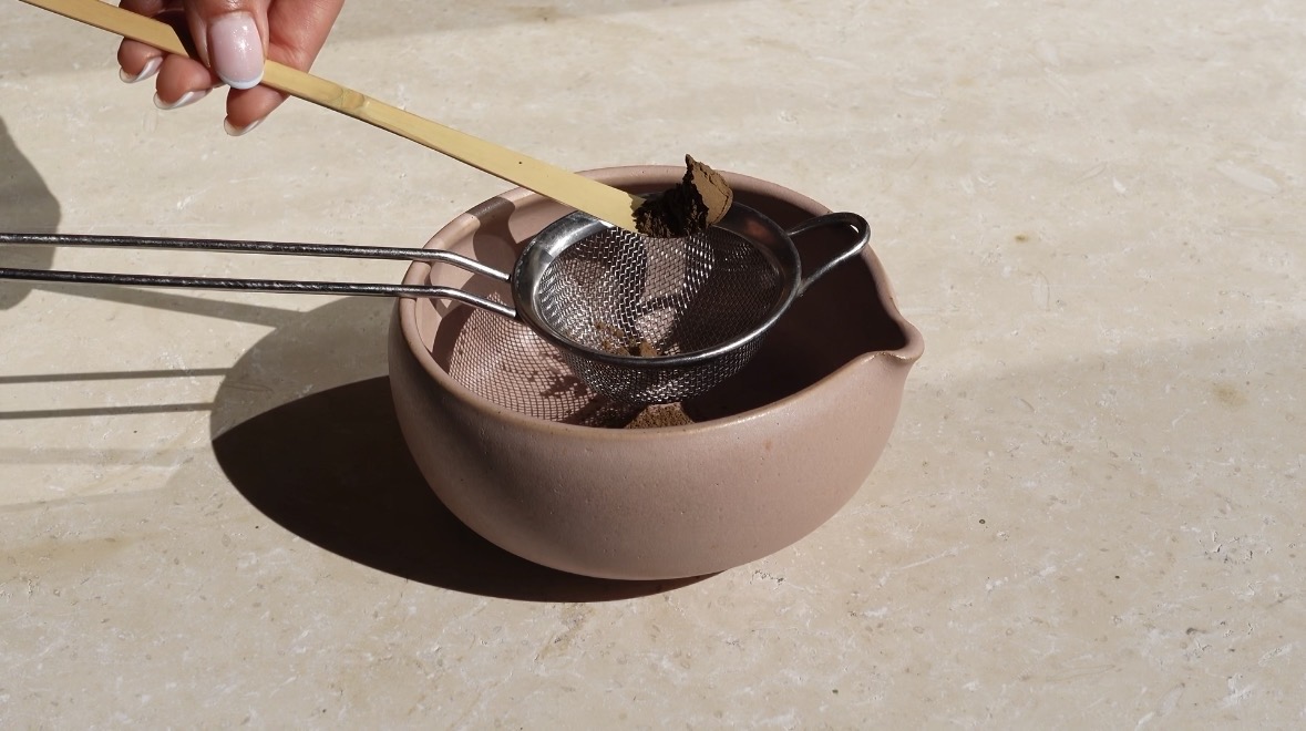 Hōjicha latte maison : la recette parfaite, vegan, chaude ou glacée. Une douceur torréfiée aux notes de noisette, sans café. Signé Maison Hiroko.