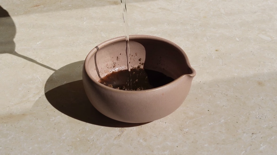 Hōjicha latte maison : la recette parfaite, vegan, chaude ou glacée. Une douceur torréfiée aux notes de noisette, sans café. Signé Maison Hiroko.