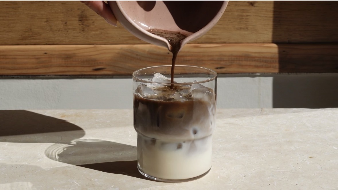 Hōjicha latte maison : la recette parfaite, vegan, chaude ou glacée. Une douceur torréfiée aux notes de noisette, sans café. Signé Maison Hiroko.