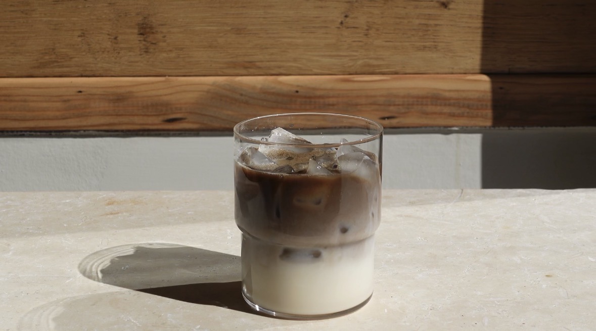 Hōjicha latte maison : la recette parfaite, vegan, chaude ou glacée. Une douceur torréfiée aux notes de noisette, sans café. Signé Maison Hiroko.