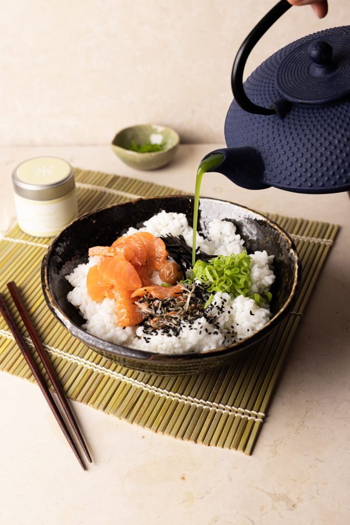 Ochazuke maison : le porridge de riz au thé japonais, réconfortant, sans gluten et déclinable en veggie. Poisson cru ou cuit, prêt en 15 min.