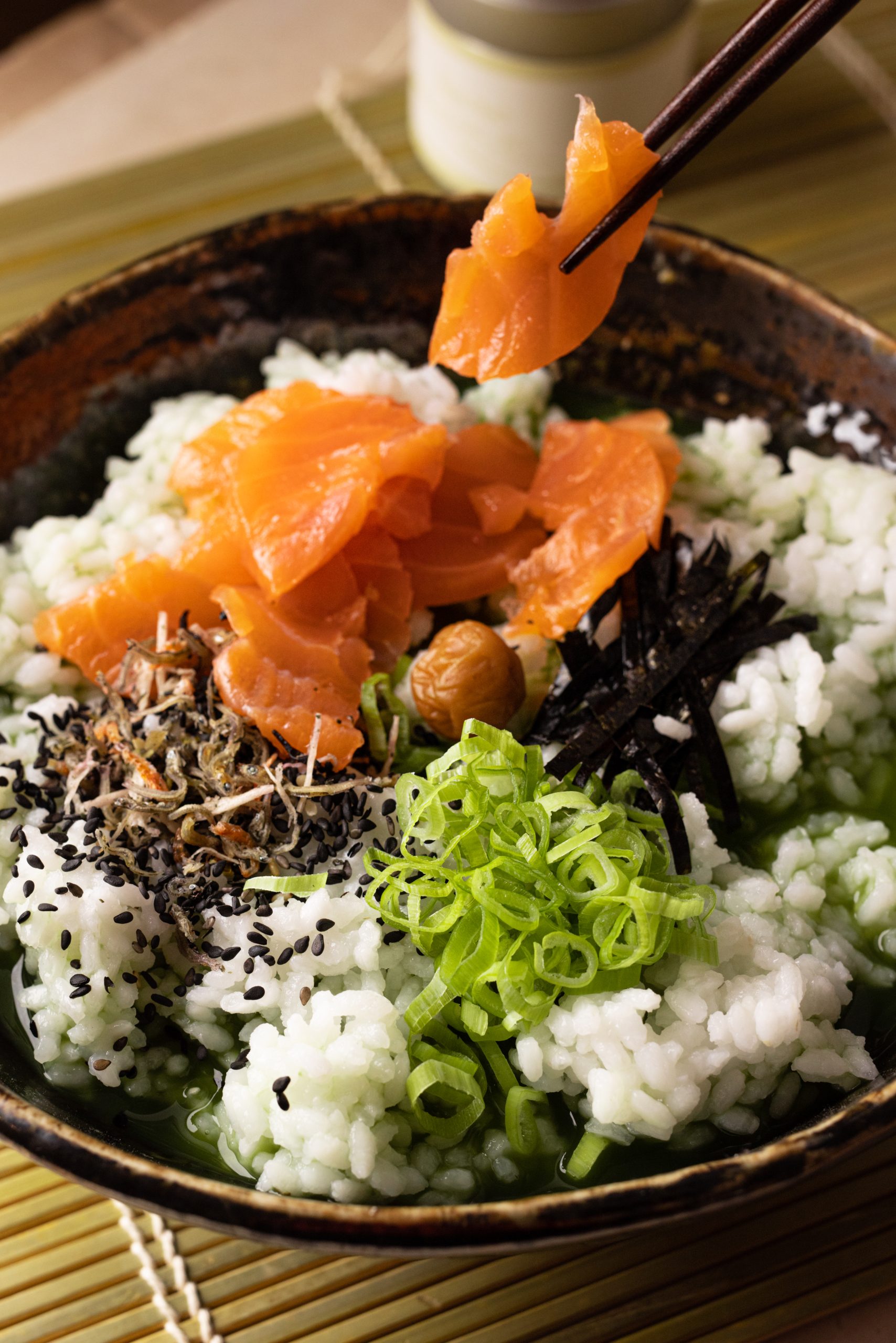 Ochazuke maison : le porridge de riz au thé japonais, réconfortant, sans gluten et déclinable en veggie. Poisson cru ou cuit, prêt en 15 min.