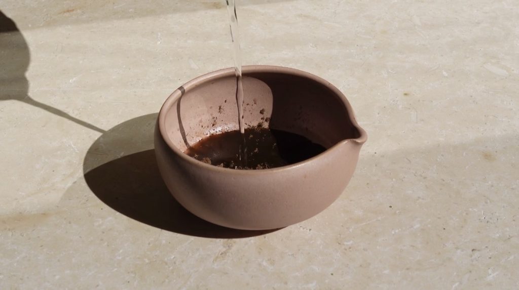 Qu'est-ce que le thé hōjicha ? Origine, torréfaction, goût, caféine et différences avec le matcha : le guide complet du thé vert japonais grillé.