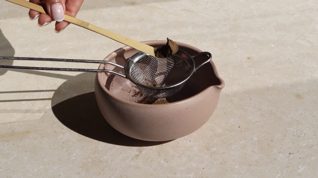 Qu'est-ce que le thé hōjicha ? Origine, torréfaction, goût, caféine et différences avec le matcha : le guide complet du thé vert japonais grillé.