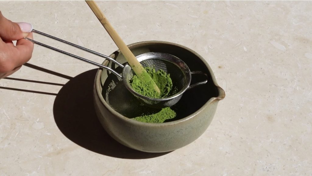 Qu'est-ce que le thé matcha ? Origine, fabrication, cultivars, goût et bienfaits : le guide complet pour bien le choisir et éviter les faux matcha.