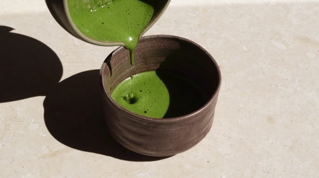 Qu'est-ce que le thé matcha ? Origine, fabrication, cultivars, goût et bienfaits : le guide complet pour bien le choisir et éviter les faux matcha.