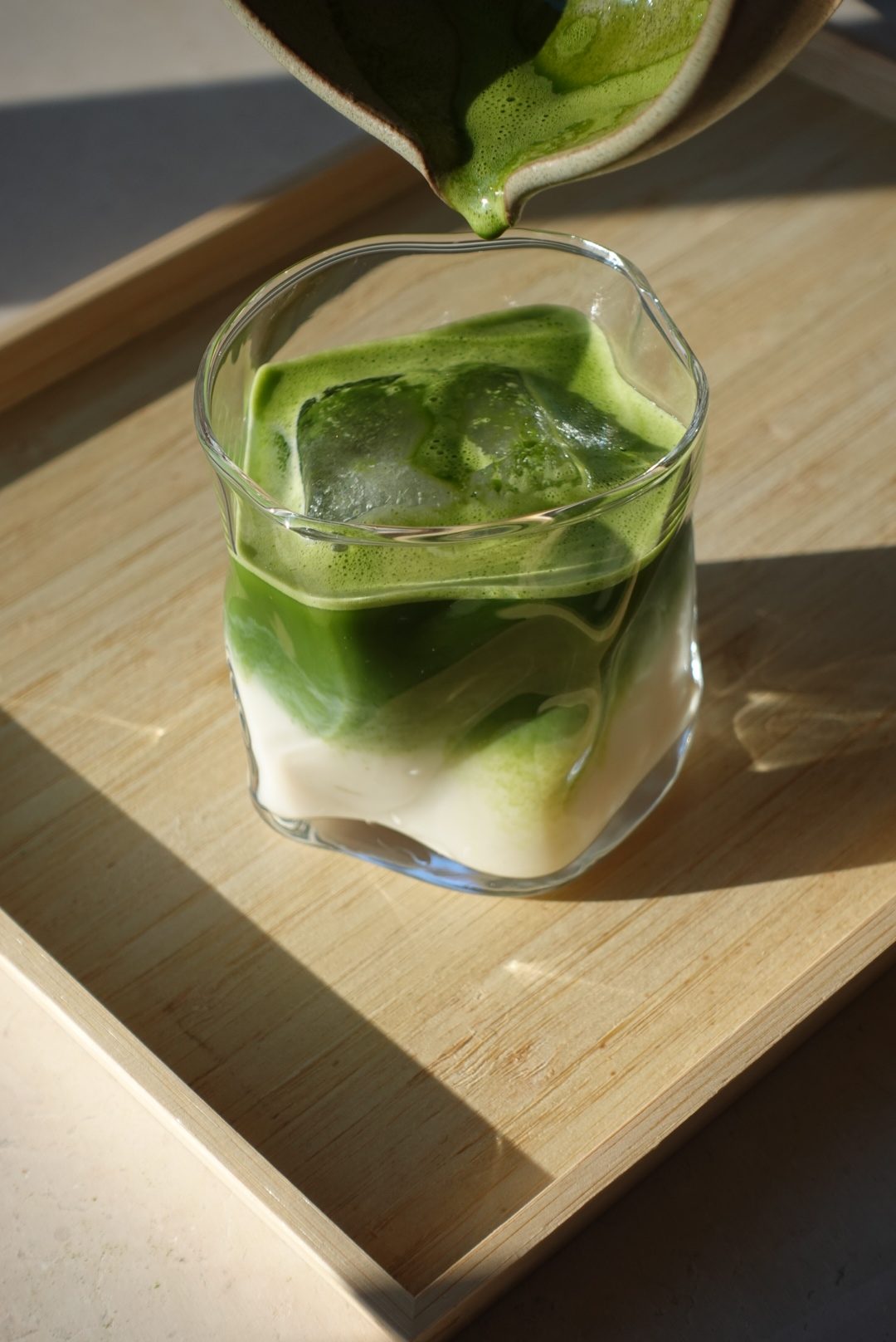 Lire la suite à propos de l’article Le Matcha Latte Parfait (Vegan) : Dosage, Lait & Astuces pour le Réussir