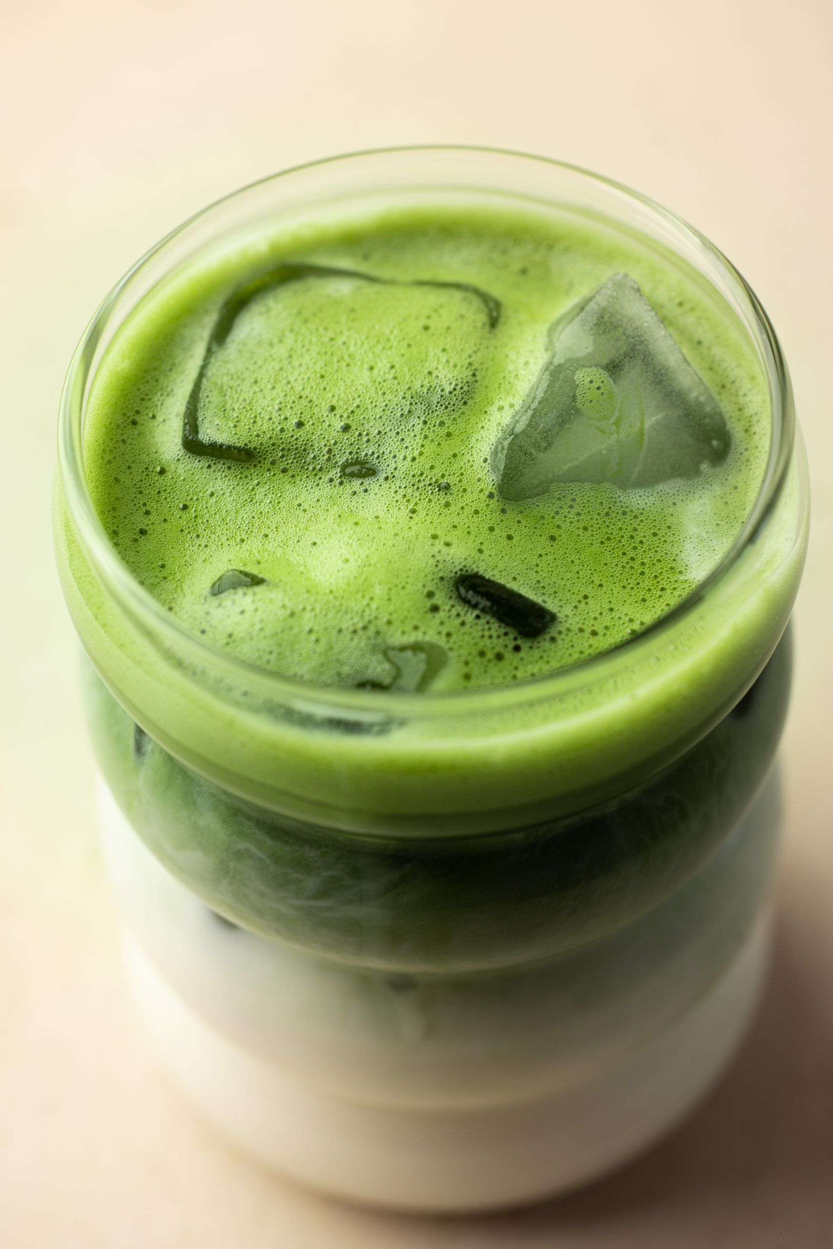 Matcha latte parfait maison : le bon dosage, le meilleur lait et toutes les astuces, chaud ou glacé. Le guide vegan signé Maison Hiroko.