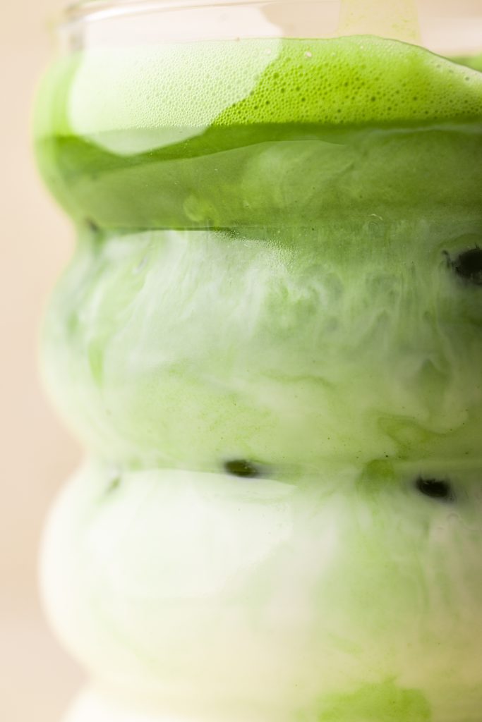 Matcha latte parfait maison : le bon dosage, le meilleur lait et toutes les astuces, chaud ou glacé. Le guide vegan signé Maison Hiroko.