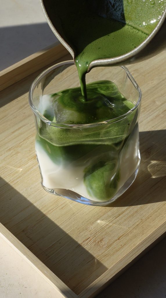 Matcha latte parfait maison : le bon dosage, le meilleur lait et toutes les astuces, chaud ou glacé. Le guide vegan signé Maison Hiroko.