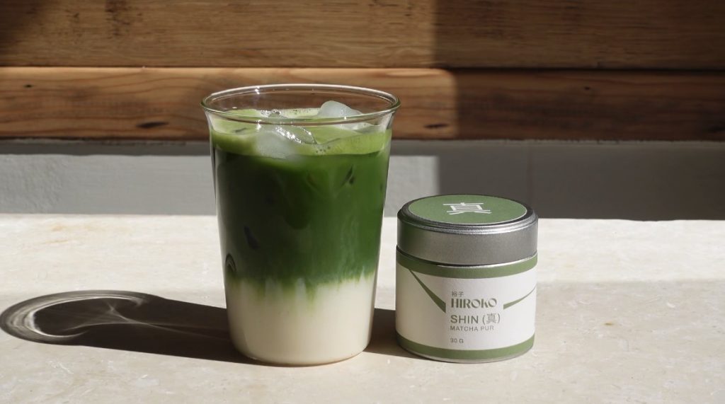 Matcha latte parfait maison : le bon dosage, le meilleur lait et toutes les astuces, chaud ou glacé. Le guide vegan signé Maison Hiroko.