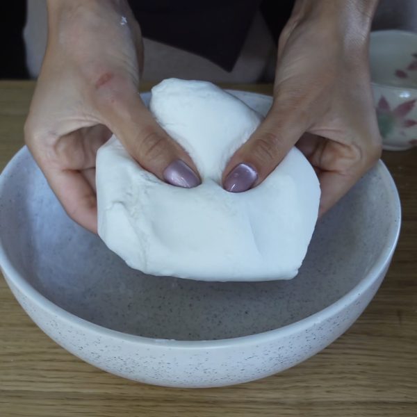 Mitarashi dango : la recette des boules de riz grillées, sauce sucrée-salée et kinako, dégustées pour Tsukimi. La douceur japonaise par Maison Hiroko.