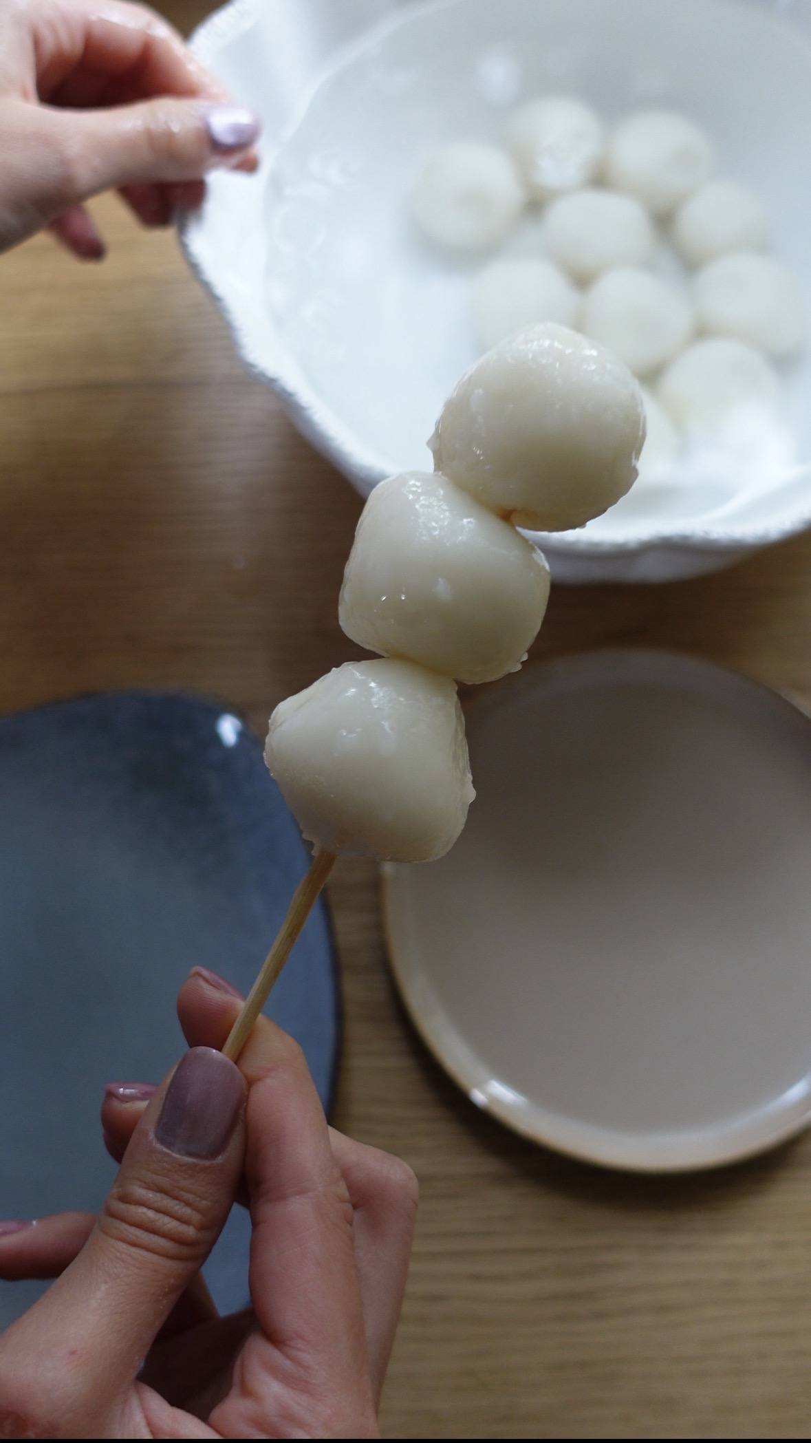 Mitarashi dango : la recette des boules de riz grillées, sauce sucrée-salée et kinako, dégustées pour Tsukimi. La douceur japonaise par Maison Hiroko.