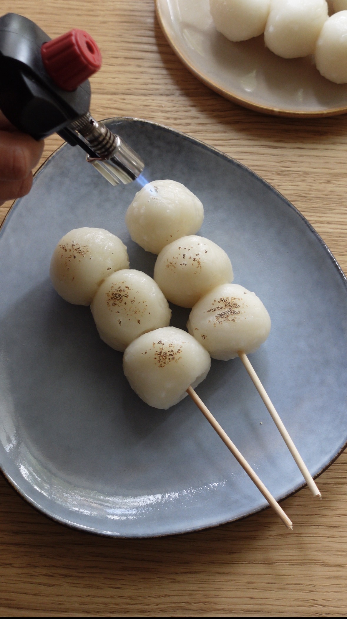 Mitarashi dango : la recette des boules de riz grillées, sauce sucrée-salée et kinako, dégustées pour Tsukimi. La douceur japonaise par Maison Hiroko.