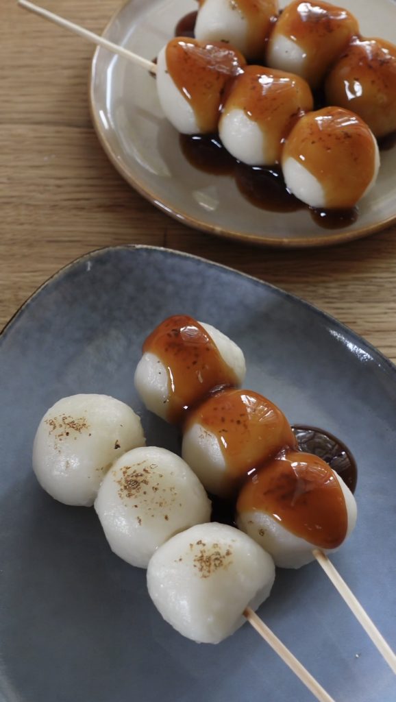 Mitarashi dango : la recette des boules de riz grillées, sauce sucrée-salée et kinako, dégustées pour Tsukimi. La douceur japonaise par Maison Hiroko.
