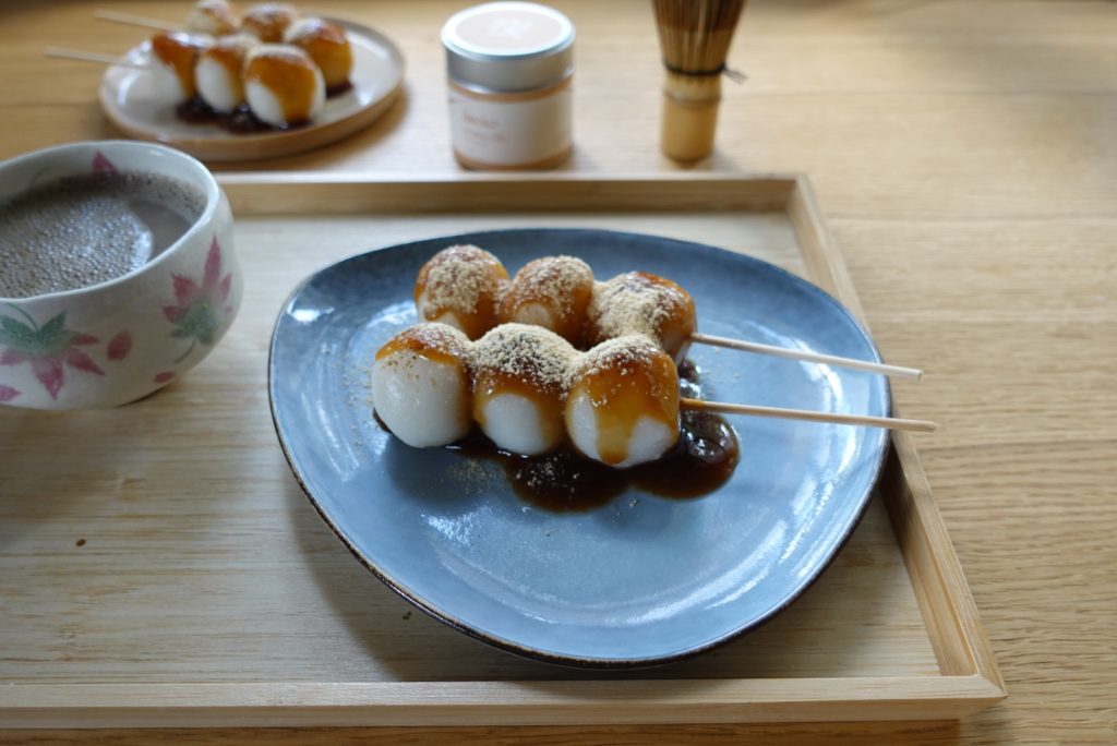 Mitarashi dango : la recette des boules de riz grillées, sauce sucrée-salée et kinako, dégustées pour Tsukimi. La douceur japonaise par Maison Hiroko.