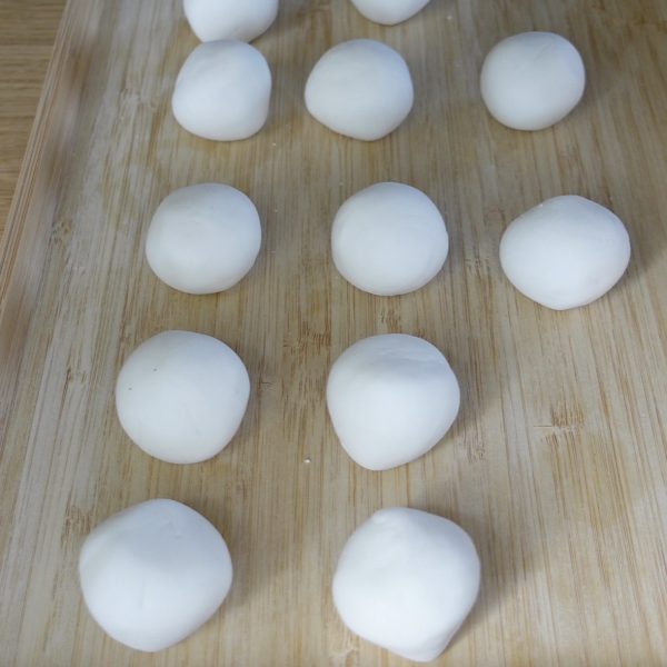 Mitarashi dango : la recette des boules de riz grillées, sauce sucrée-salée et kinako, dégustées pour Tsukimi. La douceur japonaise par Maison Hiroko.