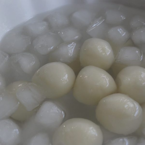 Mitarashi dango : la recette des boules de riz grillées, sauce sucrée-salée et kinako, dégustées pour Tsukimi. La douceur japonaise par Maison Hiroko.