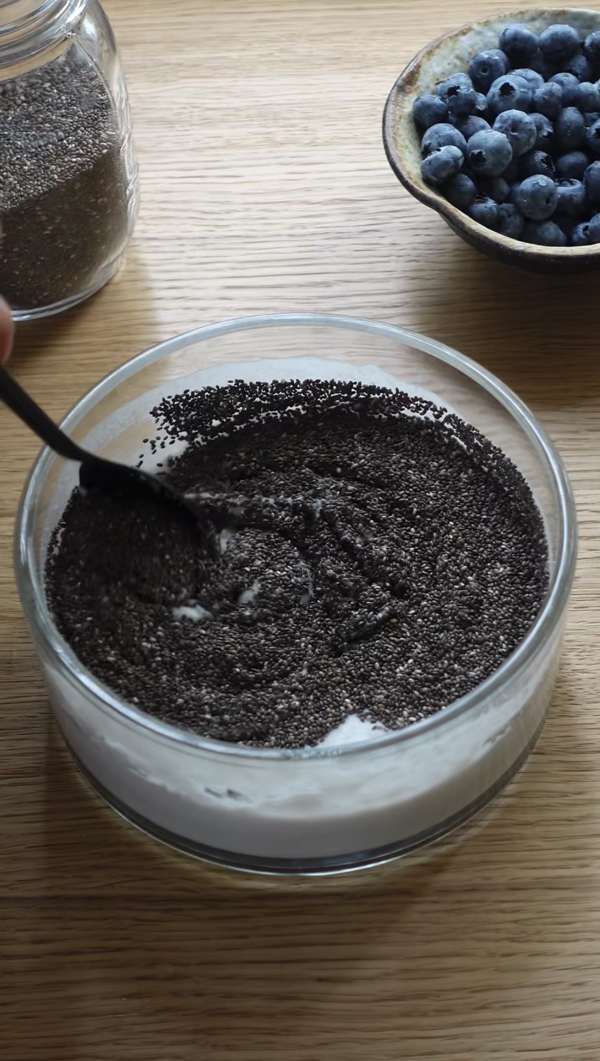 Pudding de chia matcha coco vegan : crémeux, prêt en 10 min, à préparer la veille. Petit-déj, encas ou dessert signé Maison Hiroko.