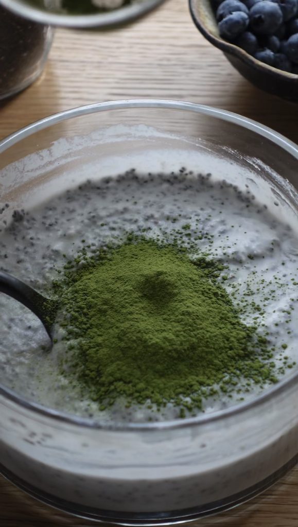 Pudding de chia matcha coco vegan : crémeux, prêt en 10 min, à préparer la veille. Petit-déj, encas ou dessert signé Maison Hiroko.