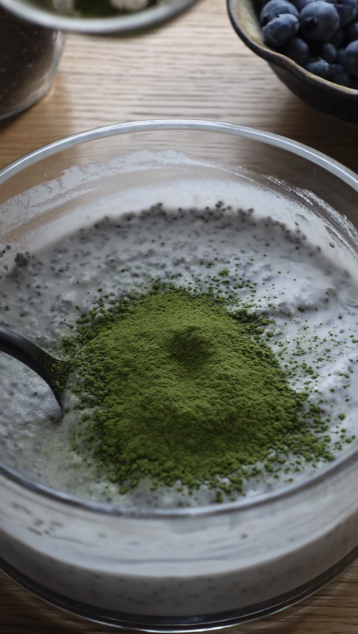 Pudding de chia matcha coco vegan : crémeux, prêt en 10 min, à préparer la veille. Petit-déj, encas ou dessert signé Maison Hiroko.