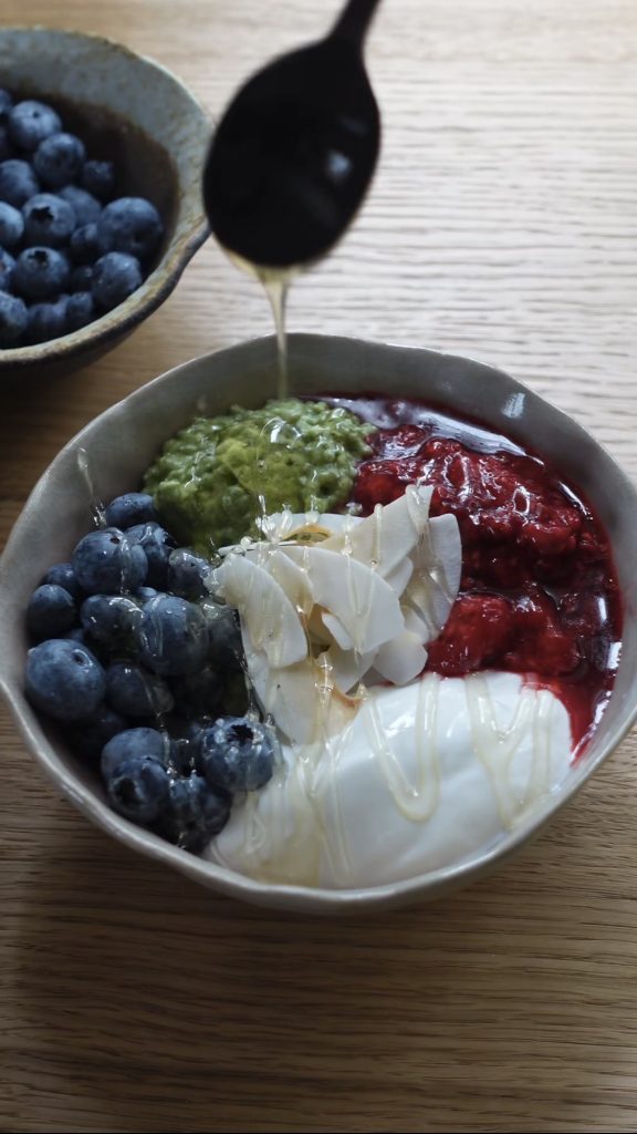 Pudding de chia matcha coco vegan : crémeux, prêt en 10 min, à préparer la veille. Petit-déj, encas ou dessert signé Maison Hiroko.