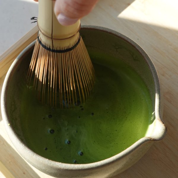 Usucha : la recette du matcha traditionnel japonais, fouetté au chasen. Le vrai geste, expliqué par Maëlle, fondatrice de Maison Hiroko.