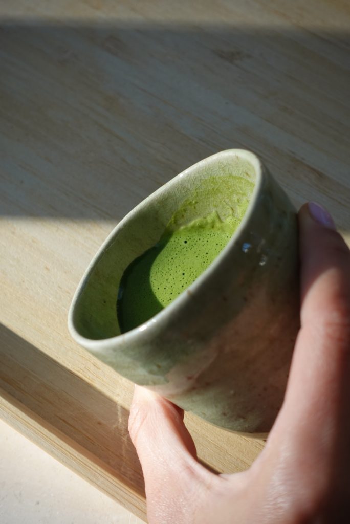 Usucha : la recette du matcha traditionnel japonais, fouetté au chasen. Le vrai geste, expliqué par Maëlle, fondatrice de Maison Hiroko.