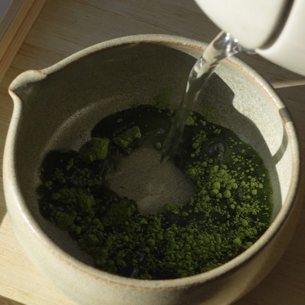Usucha : la recette du matcha traditionnel japonais, fouetté au chasen. Le vrai geste, expliqué par Maëlle, fondatrice de Maison Hiroko.