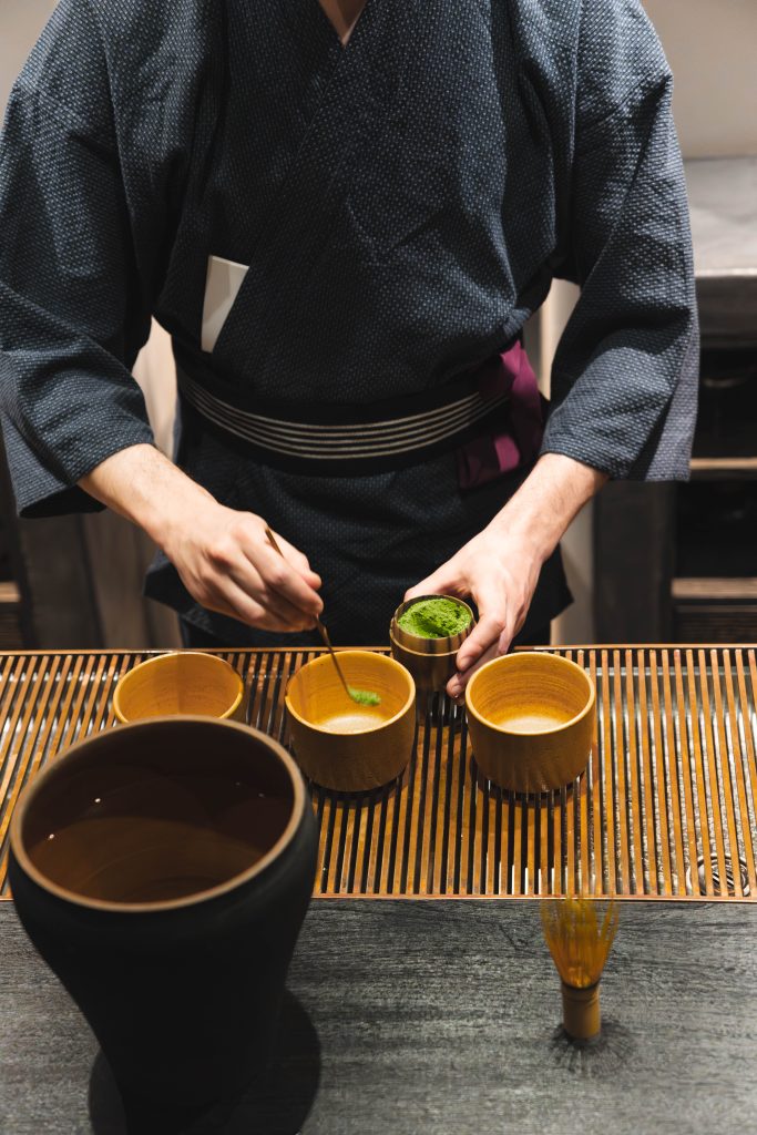 Usucha : la recette du matcha traditionnel japonais, fouetté au chasen. Le vrai geste, expliqué par Maëlle, fondatrice de Maison Hiroko.